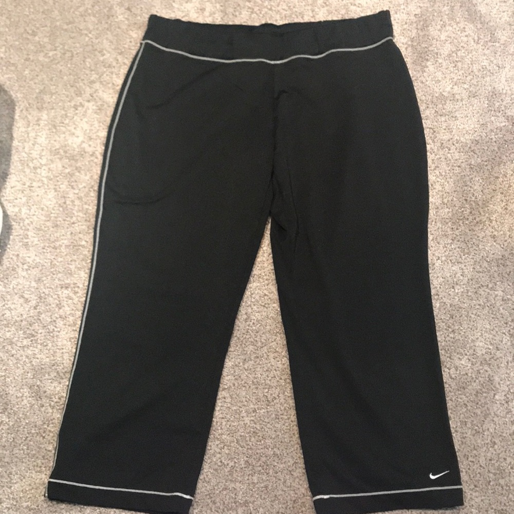 NIKE Cropped work out pants